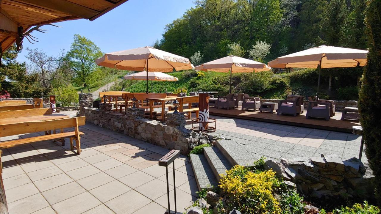 Pod Hradom Restaurant & Pension Topoľčany Eksteriør billede