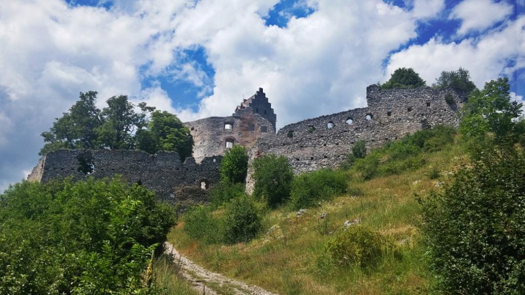 Pod Hradom Restaurant & Pension Topoľčany Eksteriør billede