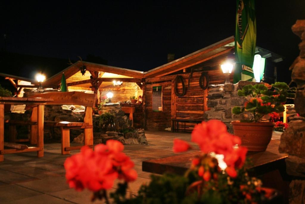 Pod Hradom Restaurant & Pension Topoľčany Eksteriør billede