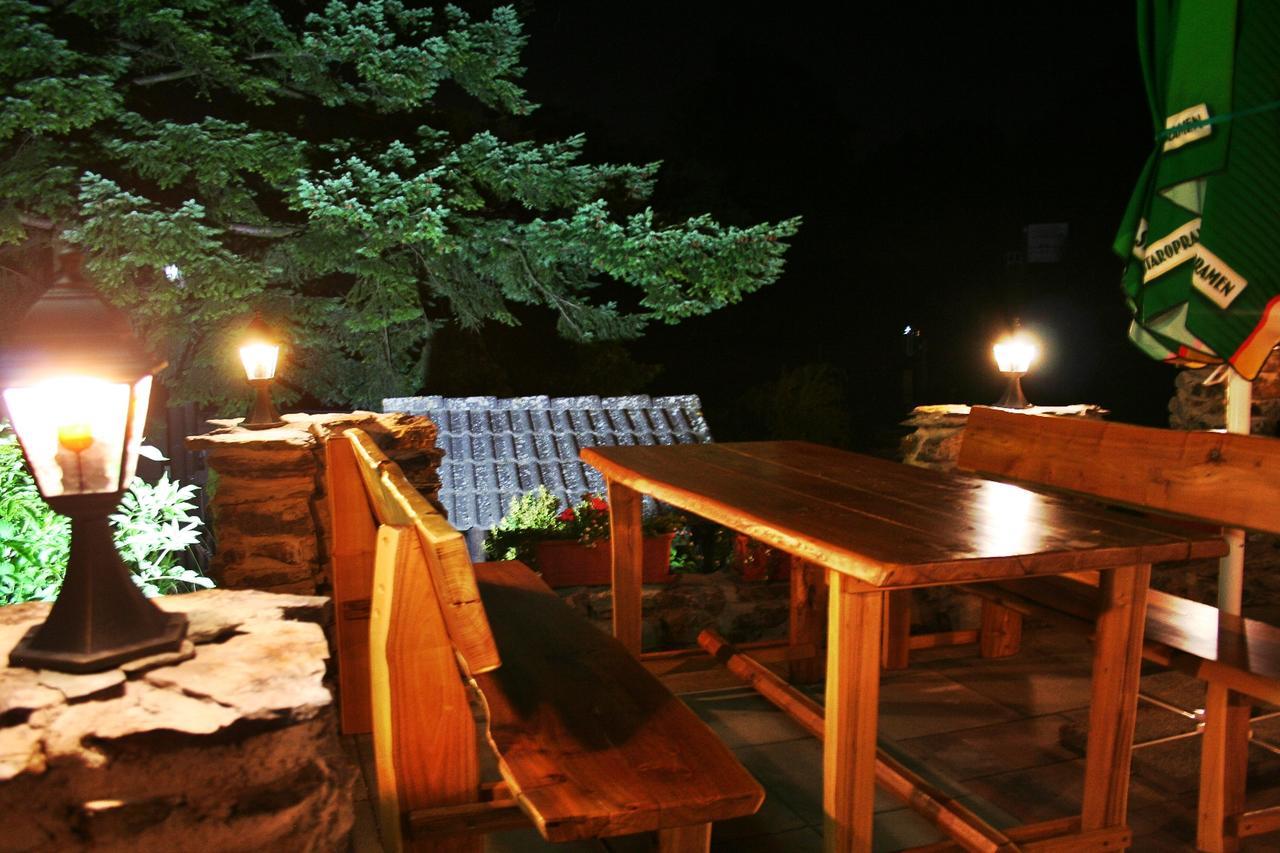 Pod Hradom Restaurant & Pension Topoľčany Eksteriør billede